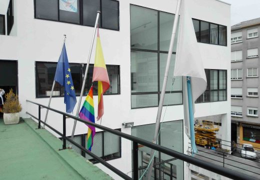 Fene iza a bandeira multicor como xesto de apoio e visibilización dos dereitos das persoas LGTBQI
